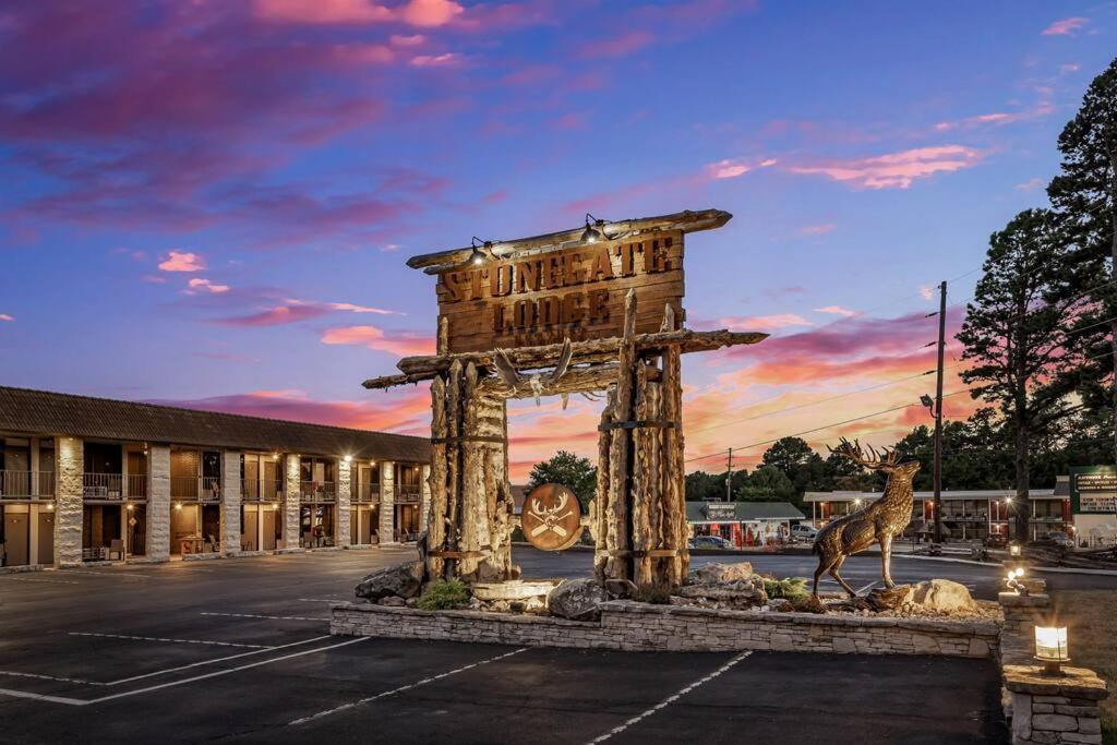 Stonegate Lodge King Bed Wifi 50 Roku Tv Salt Water Pool Room #104 Eureka Springs Exterior foto