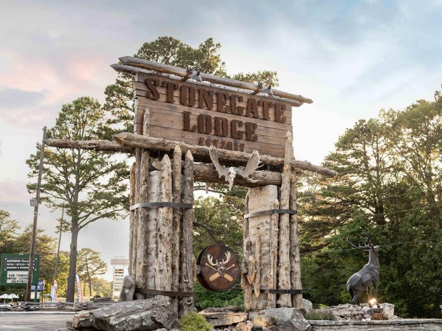 Stonegate Lodge King Bed Wifi 50 Roku Tv Salt Water Pool Room #104 Eureka Springs Exterior foto