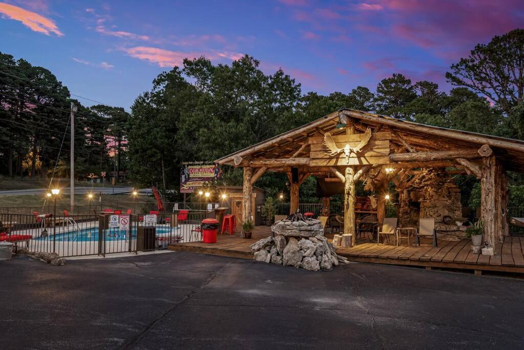 Stonegate Lodge King Bed Wifi 50 Roku Tv Salt Water Pool Room #104 Eureka Springs Exterior foto